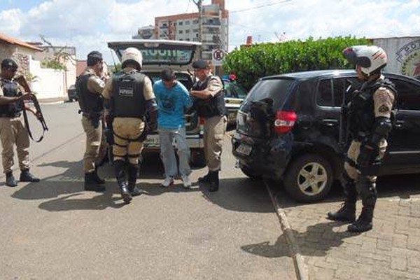 Dupla é presa com drogas e revólver carregado no bairro São José Operário