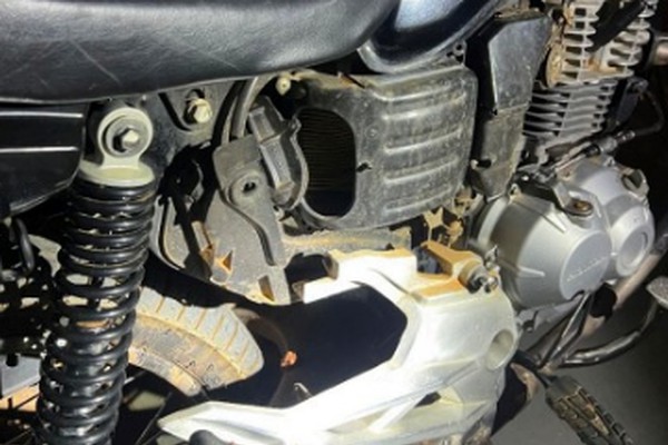 Motociclista de 22 anos sem CNH é preso por perturbação e uso de drogas