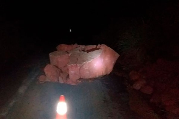 Deslizamento de Pedra deixa rodovia LMG-726 parcialmente interditada no município de Presidente Olegário