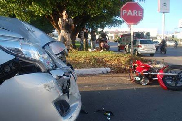 Motociclista fica gravemente ferido em acidente com carro na avenida JK