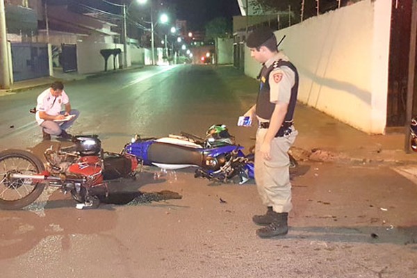 Batida entre duas motocicletas deixa condutores feridos no bairro Sobradinho