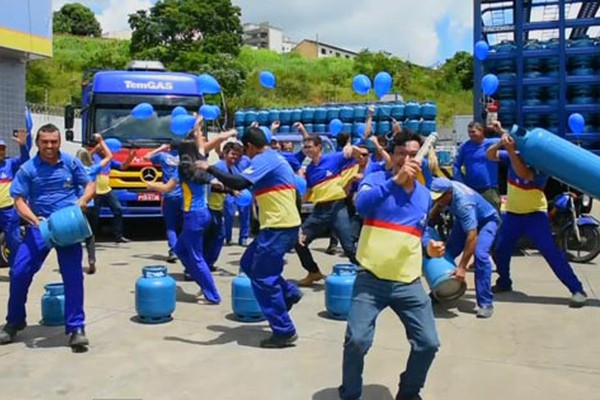 Vídeo de funcionários dançando “Ó o gás” vira sucesso nas redes sociais e concorre a prêmios
