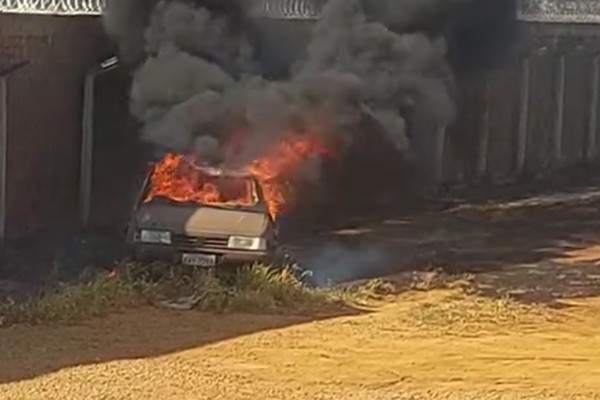 Fogo em vegetação deixa veículo destruído em Patos de Minas; dono se manifesta