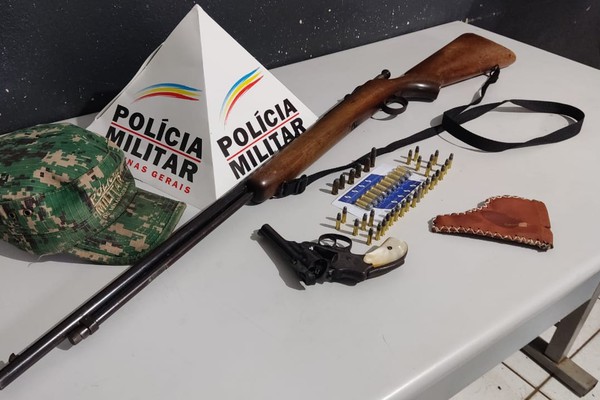 Após denúncia, homem acaba preso com rifle e um revólver na zona rural de Patos de Minas