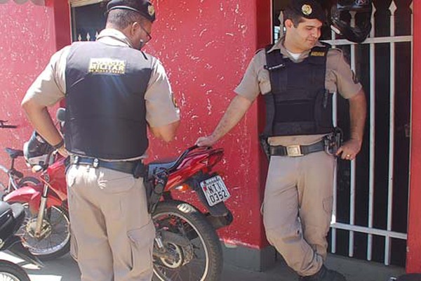 Homem leva moto que havia acabado de furtar para oficina e é preso pela Polícia Militar