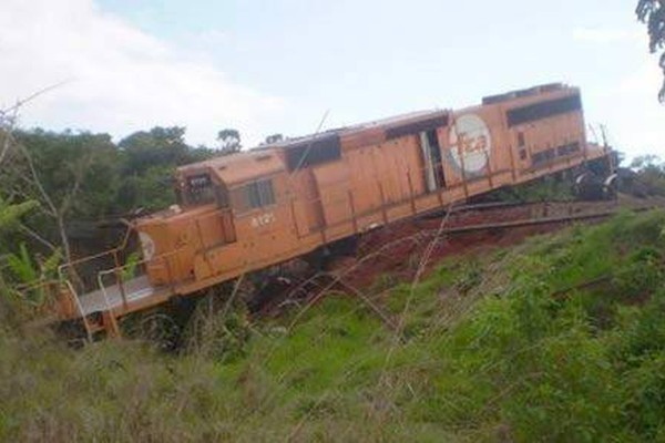 Vinte Vagões de linha férrea despencam de ribanceira em Patrocínio
