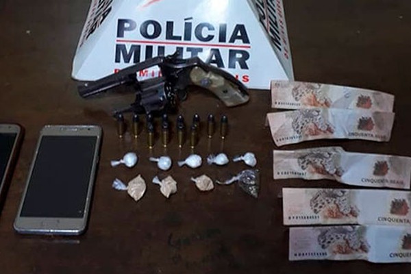 Após abordar veículos em Patrocínio, Polícia Militar apreende duas armas de fogo, drogas e dinheiro 