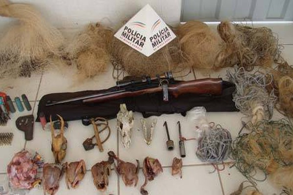 PM encontra arma, armadilhas e animais silvestres abatidos em Presidente Olegário