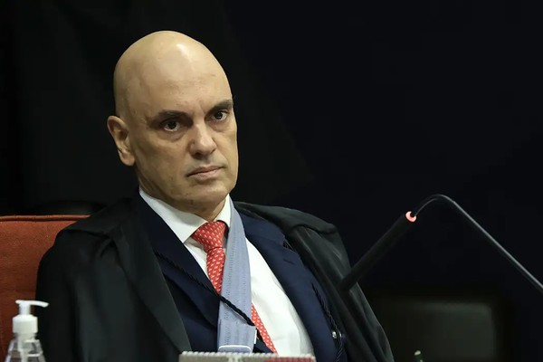Moraes diz que Eduardo Bolsonaro interfere em processo na Corte