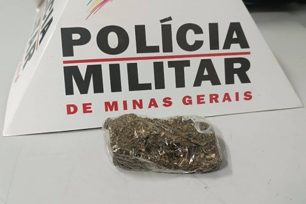 Polícia flagra jovens em ponto de consumo de drogas e apreende adolescente por tráfico
