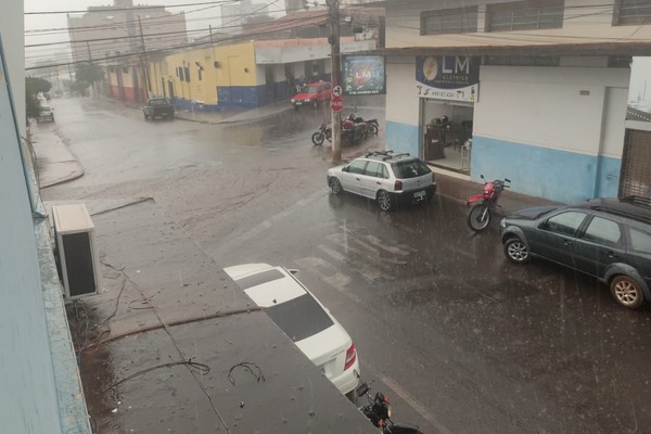 Volta a chover no Centro de Patos de Minas após vários dias de seca