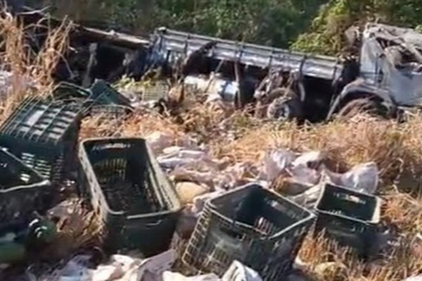 Caminhão carregado de mamão capota próximo à Ponte da Taboca; motorista ficou ferido