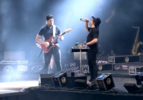 Após um gole na garrafa de whisky, Natanzinho canta o sucesso “Malandragem”; veja ao vivo