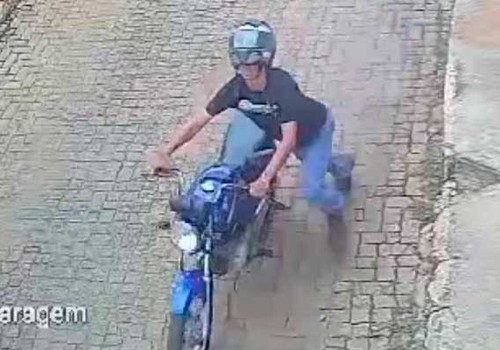 Jovem é preso após furtar moto e ser reconhecido pela própria mãe em imagens