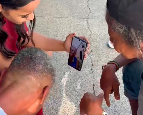 Tininho grava vídeo para loja de roupas e é reconhecido por familiares que não o viam há décadas