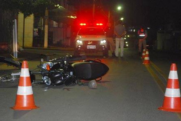 Motorista é atingido por motocicleta e foge deixando para trás a placa