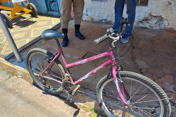 Homem furta bicicleta de funcionária de hipermercado e dois acabam na delegacia