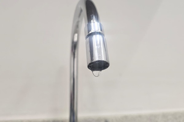Vazamento em rede da Copasa pode deixar 19 bairros de Patos de Minas sem água