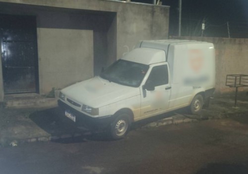 Homem tenta furtar dois veículos, causa danos e um dos carros acaba atingindo uma lixeira