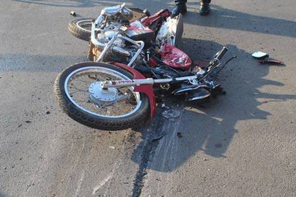 Jovem cai no asfalto após bater em ciclista e caminhão passa por cima da moto