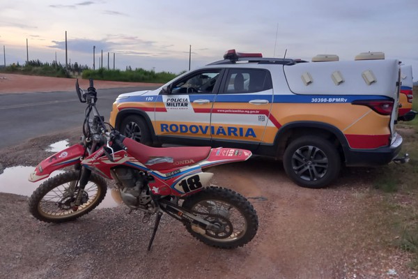 Polícia Militar Rodoviária aborda pick up na MGC 462 e prende motorista que transportava  moto adulterada