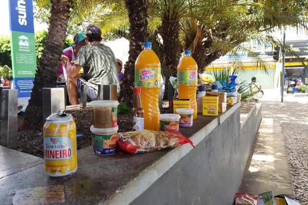 Venda de alimentos em ponto de ônibus na porta do Mercado Municipal revolta comerciantes