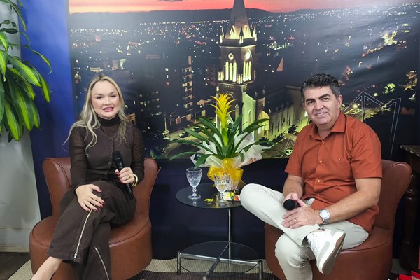 Gerente de Relacionamento do Sicoob Credicopa conversa com o Patos Hoje na Fenapraça 2026; veja ao vivo