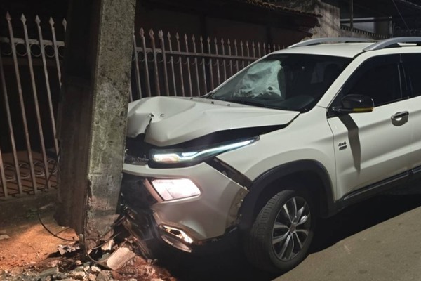 Motorista dorme ao volante, bate  violentamente contra poste em Avenida de Patos de Minas e acaba preso por embriaguez