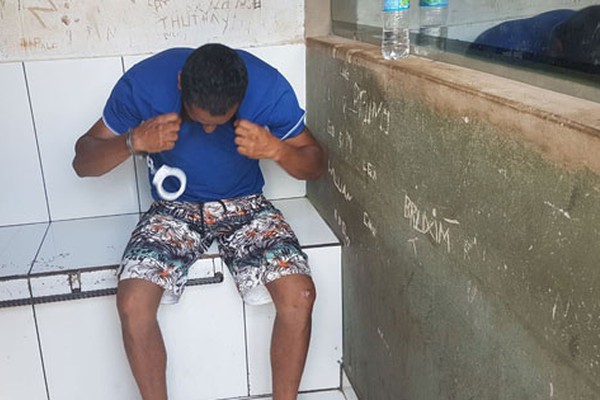 Com dinheiro e calculadoras, homem é preso fracionando pedra de crack em Patos de Minas
