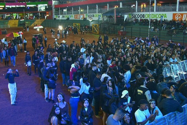 Faltando 2 horas para show de Luan Santana, fãs já se aglomeram perto do palco na Arena; veja ao vivo