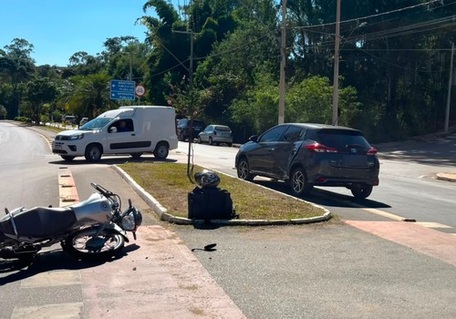 Moto fica destruída e entregador sai praticamente ileso após mais um acidente em Patos de Minas