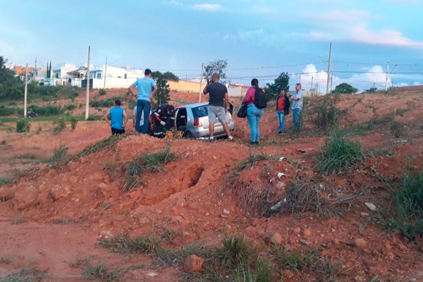 Após mal súbito, motorista morre e carro vai parar no meio de terreno em Patos de Minas