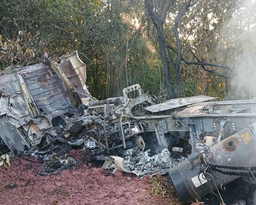Motorista de 36 anos morre com graves queimaduras após caminhão tombar e pegar fogo na MGC 354