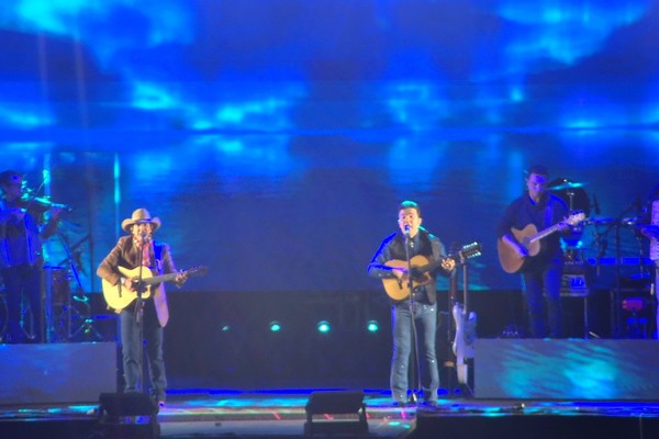 Di Paullo e Paulino levantam público com o sucesso que atravessa gerações "Amor de Primavera"; veja ao vivo