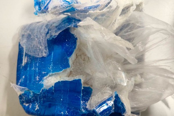 Jovem é preso por tráfico de drogas após PM encontrar crack e cocaína em imóvel no Alto dos Caiçaras