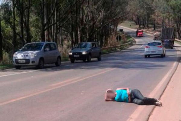 Mulher deita no asfalto e causa acidente na BR-354 em São Gotardo