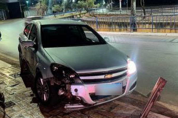 Carro atinge barras de ferro de proteção na Av. Fátima Porto e acaba preso em Patos de Minas