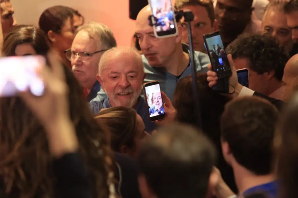 Lula agradece votos e diz que teve de vencer intromissão vinda de fora