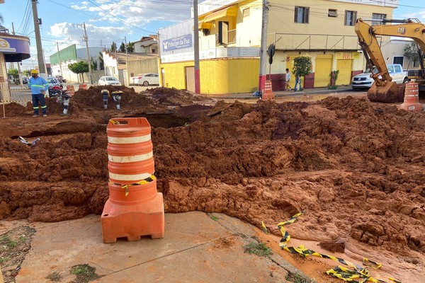 Obras na rua Ouro Preto interditam o trânsito e deixam comerciantes preocupados; entenda