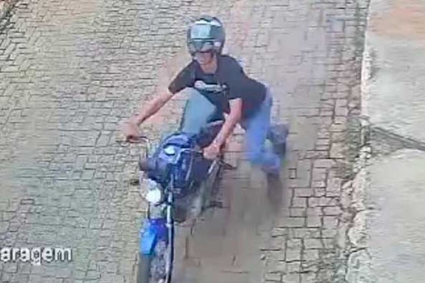 Jovem é preso após furtar moto e ser reconhecido pela própria mãe em imagens