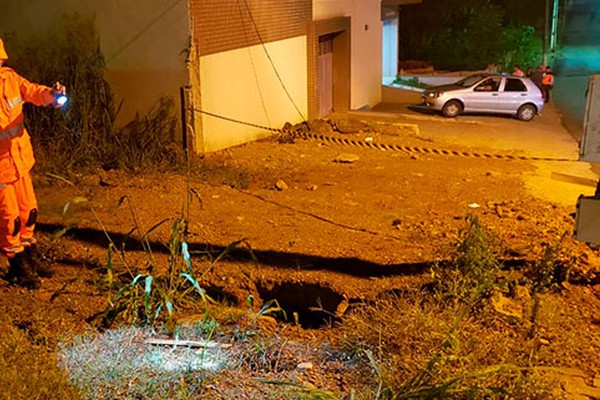 Corpo de Bombeiros e Defesa Civil avaliam rachaduras abertas no solo na rua São Geraldo