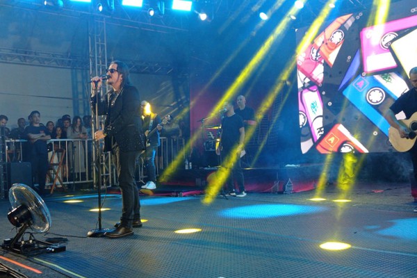 De óculos escuros, Dino Fonseca canta o o sucesso "I just call to say I love you" na Fenpraça 2025; veja ao vivo