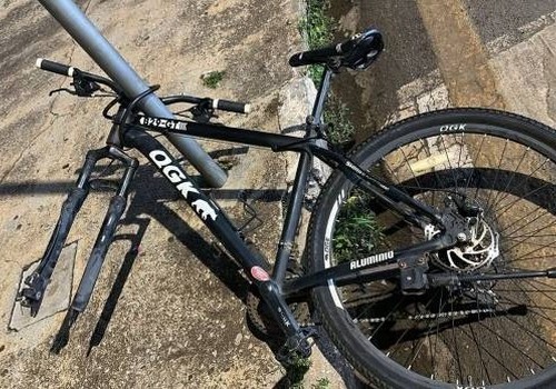 Jovem tenta romper cadeado de bicicleta no Centro, não consegue e furta apenas roda; ele foi preso