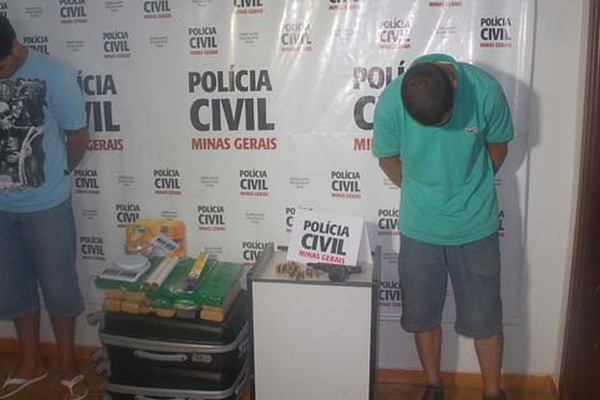 Polícia Civil prende dupla com quase 20 kg de maconha e pistola calibre .45 em Patos de Minas