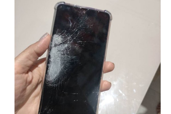 Marido interrompe pedido de socorro quebrando celular, PM percebe urgência e salva esposa dentro do banheiro