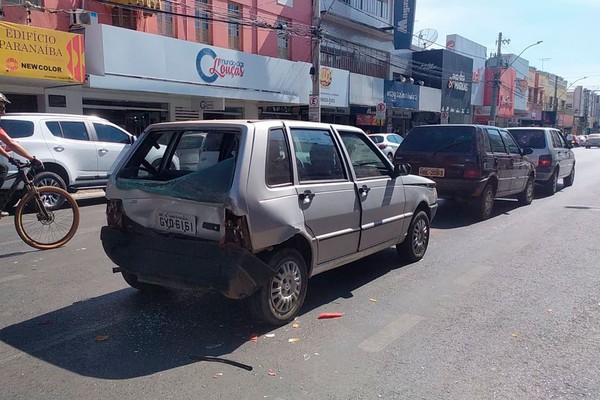 Acidente com 4 veículos, sendo 3 Unos, congestiona o trânsito no Centro de Patos de Minas