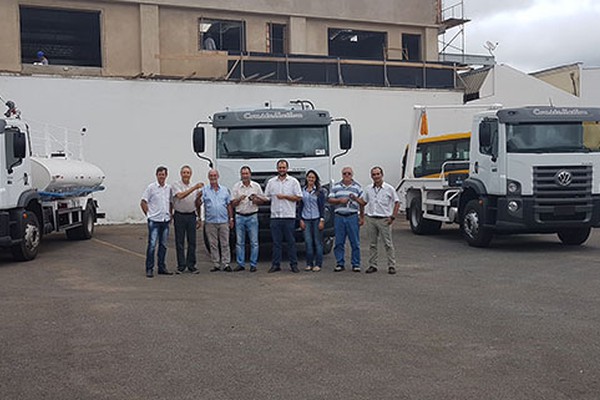 Autopatos entrega caminhões e ônibus novos para o Município de Vazante