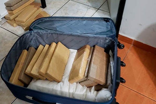 PRF encontra quase 50kg de maconha em bagagem e prende mãe e filha em Patos de Minas