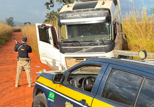PRF recupera caminhão roubado após perseguição de quase 40 quilômetros na BR365; motorista foi preso