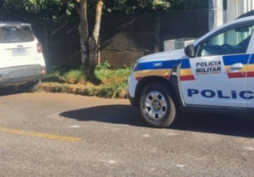 Motorista de 61 anos é preso ao bater em carro estacionado e teste mostra alto índice de embriaguez